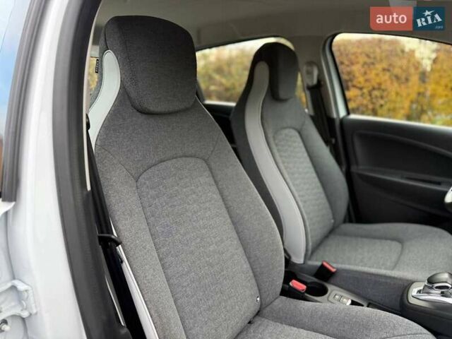 Белый Рено Зое, объемом двигателя 0 л и пробегом 100 тыс. км за 11890 $, фото 8 на Automoto.ua