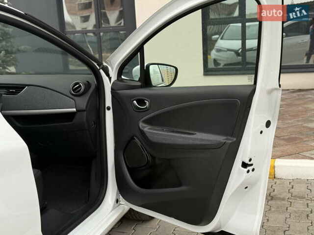 Белый Рено Зое, объемом двигателя 0 л и пробегом 52 тыс. км за 12999 $, фото 22 на Automoto.ua