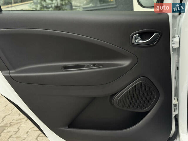 Белый Рено Зое, объемом двигателя 0 л и пробегом 52 тыс. км за 12999 $, фото 45 на Automoto.ua