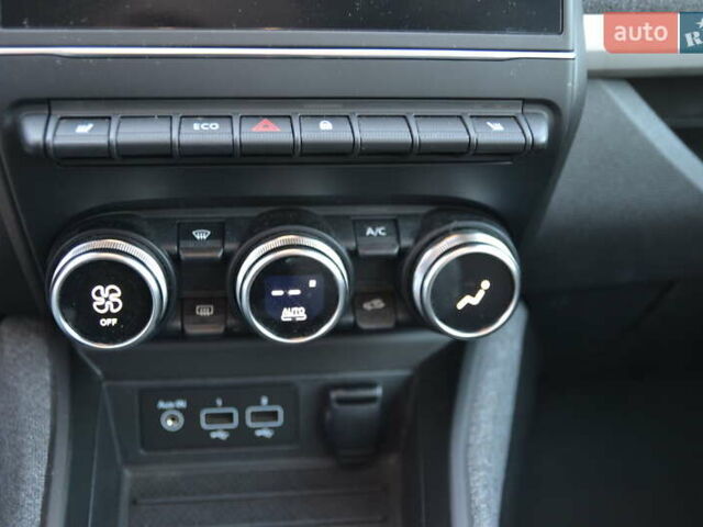 Белый Рено Зое, объемом двигателя 0 л и пробегом 50 тыс. км за 13999 $, фото 27 на Automoto.ua