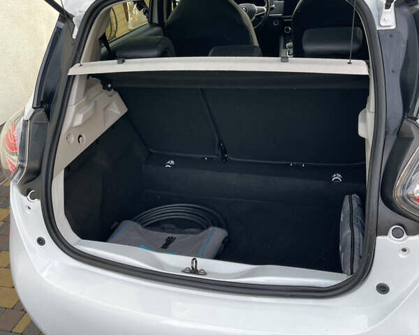 Белый Рено Зое, объемом двигателя 0 л и пробегом 126 тыс. км за 11950 $, фото 10 на Automoto.ua