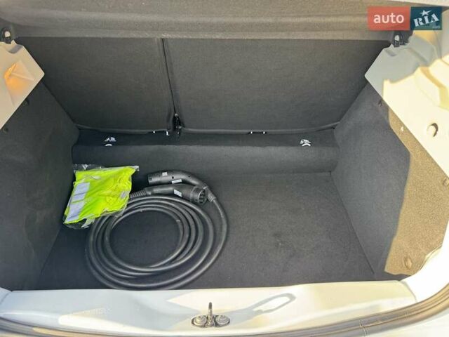 Рено Зое 2021 в Житомире на Automoto.ua Белый Рено Зое, объемом двигателя 0 л и пробегом 32 тыс. км за 12500 $, фото 7 на Automoto.ua