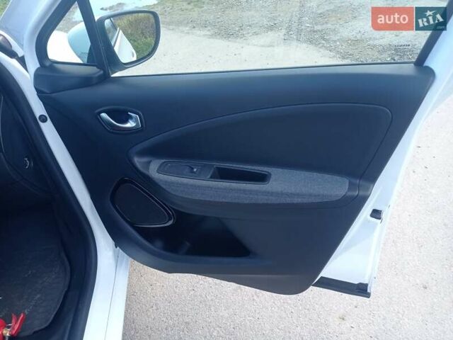 Белый Рено Зое, объемом двигателя 0 л и пробегом 110 тыс. км за 11625 $, фото 12 на Automoto.ua