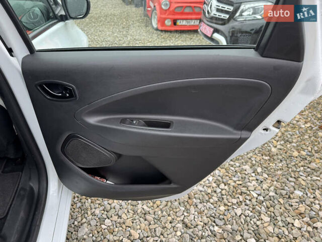 Белый Рено Зое, объемом двигателя 0 л и пробегом 74 тыс. км за 12300 $, фото 28 на Automoto.ua