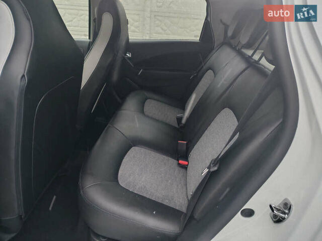 Белый Рено Зое, объемом двигателя 0 л и пробегом 50 тыс. км за 11999 $, фото 10 на Automoto.ua