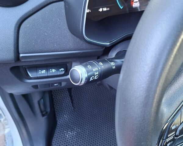 Белый Рено Зое, объемом двигателя 0 л и пробегом 143 тыс. км за 10950 $, фото 24 на Automoto.ua