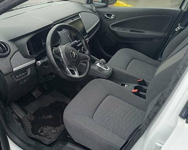 Белый Рено Зое, объемом двигателя 0 л и пробегом 130 тыс. км за 10350 $, фото 17 на Automoto.ua