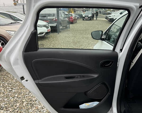 Белый Рено Зое, объемом двигателя 0 л и пробегом 74 тыс. км за 12300 $, фото 21 на Automoto.ua