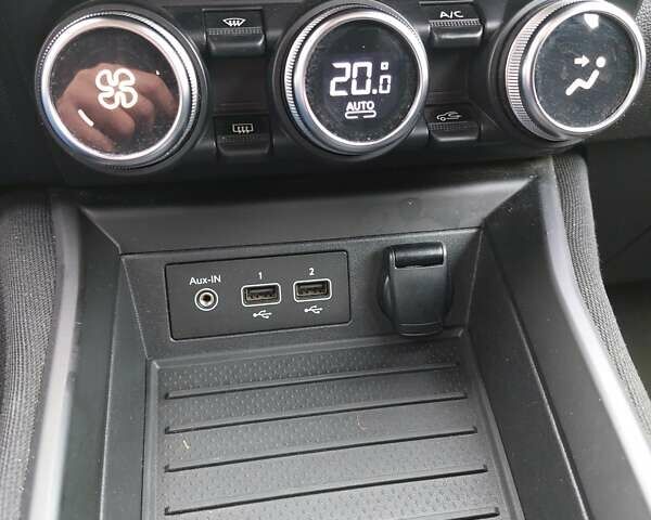 Белый Рено Зое, объемом двигателя 0 л и пробегом 73 тыс. км за 11100 $, фото 9 на Automoto.ua