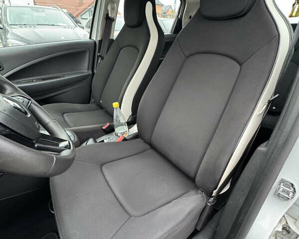 Белый Рено Зое, объемом двигателя 0 л и пробегом 74 тыс. км за 12300 $, фото 17 на Automoto.ua