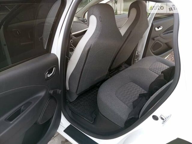 Белый Рено Зое, объемом двигателя 0 л и пробегом 58 тыс. км за 12300 $, фото 17 на Automoto.ua