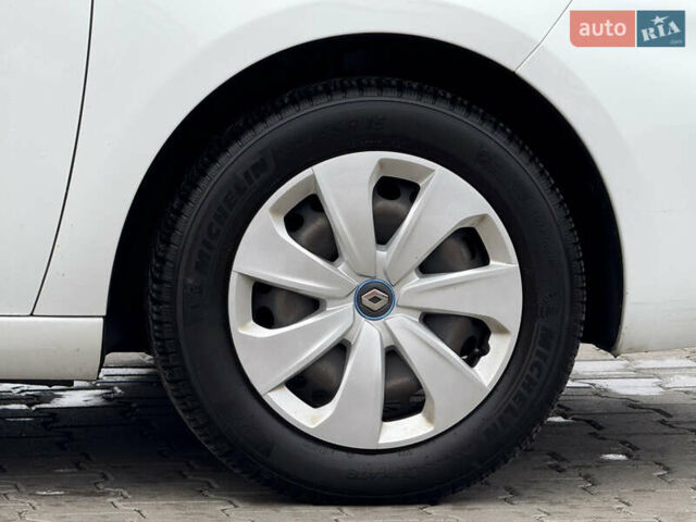 Белый Рено Зое, объемом двигателя 0 л и пробегом 49 тыс. км за 12900 $, фото 10 на Automoto.ua