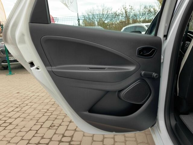 Белый Рено Зое, объемом двигателя 0 л и пробегом 90 тыс. км за 12999 $, фото 11 на Automoto.ua