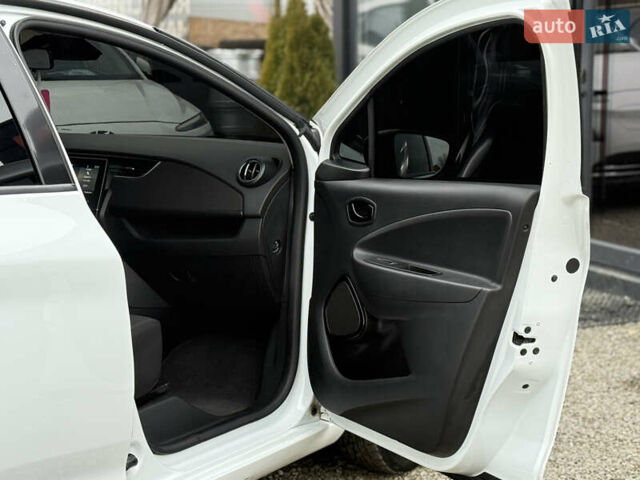 Белый Рено Зое, объемом двигателя 0 л и пробегом 85 тыс. км за 10999 $, фото 35 на Automoto.ua