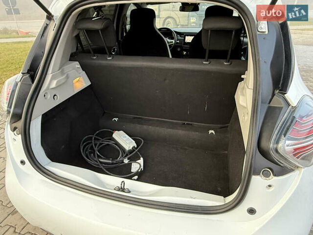 Белый Рено Зое, объемом двигателя 0 л и пробегом 68 тыс. км за 11400 $, фото 11 на Automoto.ua