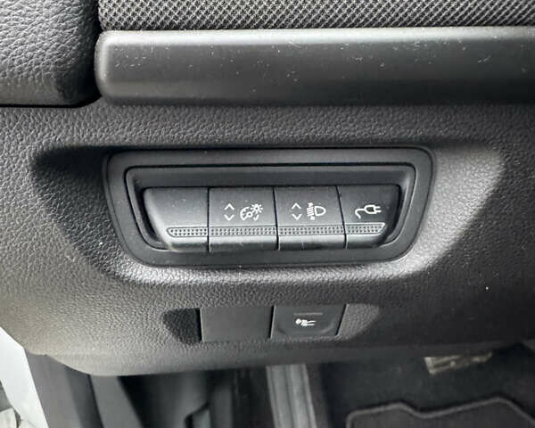 Белый Рено Зое, объемом двигателя 0 л и пробегом 74 тыс. км за 12300 $, фото 18 на Automoto.ua