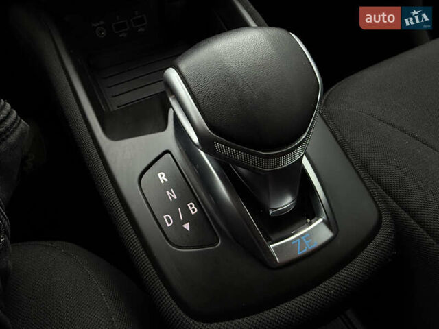 Белый Рено Зое, объемом двигателя 0 л и пробегом 49 тыс. км за 12900 $, фото 26 на Automoto.ua