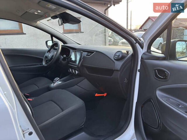 Белый Рено Зое, объемом двигателя 0 л и пробегом 29 тыс. км за 11999 $, фото 18 на Automoto.ua