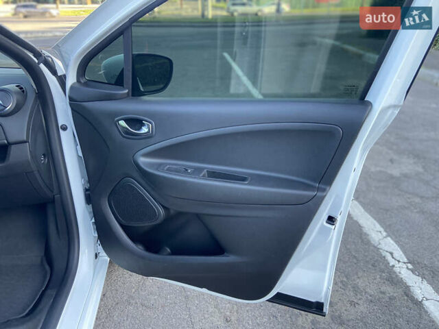 Белый Рено Зое, объемом двигателя 0 л и пробегом 125 тыс. км за 11500 $, фото 16 на Automoto.ua