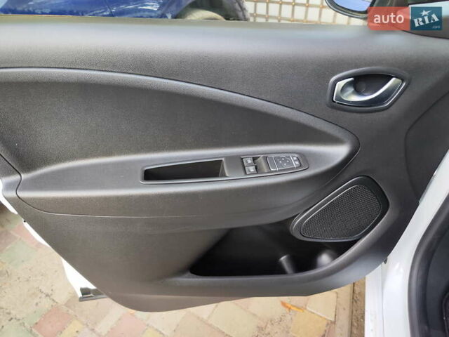 Белый Рено Зое, объемом двигателя 0 л и пробегом 53 тыс. км за 12300 $, фото 9 на Automoto.ua