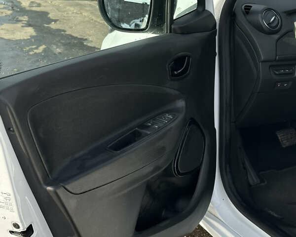 Белый Рено Зое, объемом двигателя 0 л и пробегом 21 тыс. км за 12100 $, фото 26 на Automoto.ua