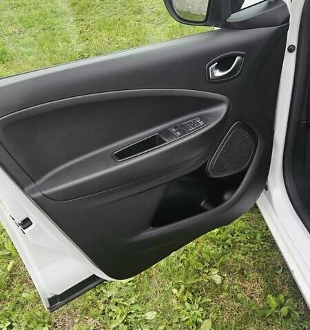 Белый Рено Зое, объемом двигателя 0 л и пробегом 51 тыс. км за 13300 $, фото 34 на Automoto.ua