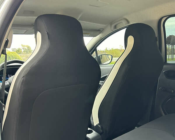 Белый Рено Зое, объемом двигателя 0 л и пробегом 95 тыс. км за 11650 $, фото 44 на Automoto.ua