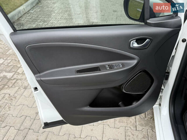 Белый Рено Зое, объемом двигателя 0 л и пробегом 49 тыс. км за 12900 $, фото 14 на Automoto.ua