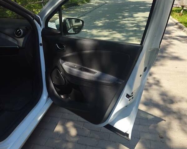 Белый Рено Зое, объемом двигателя 0 л и пробегом 18 тыс. км за 13999 $, фото 37 на Automoto.ua
