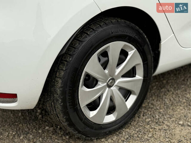 Белый Рено Зое, объемом двигателя 0 л и пробегом 85 тыс. км за 10999 $, фото 8 на Automoto.ua