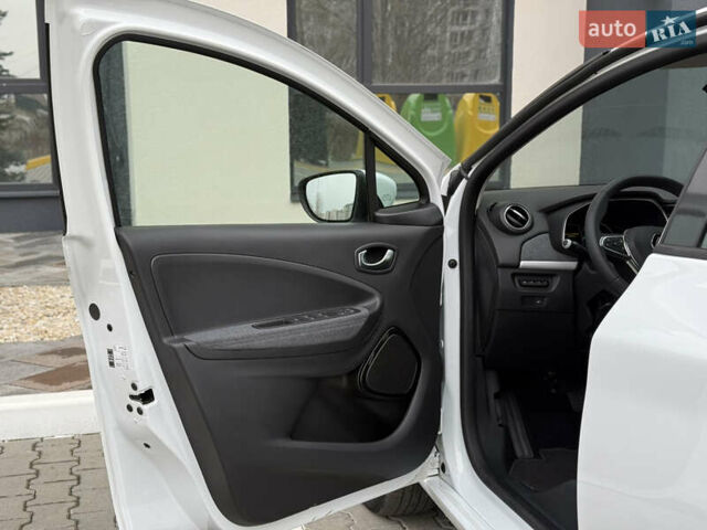 Белый Рено Зое, объемом двигателя 0 л и пробегом 52 тыс. км за 12999 $, фото 13 на Automoto.ua