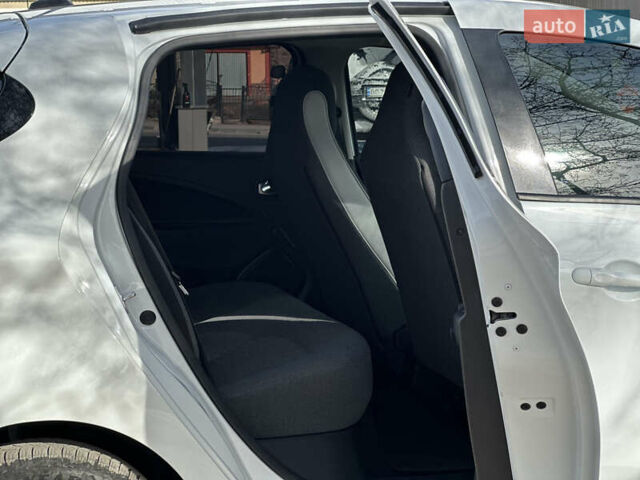 Белый Рено Зое, объемом двигателя 0 л и пробегом 25 тыс. км за 12300 $, фото 43 на Automoto.ua