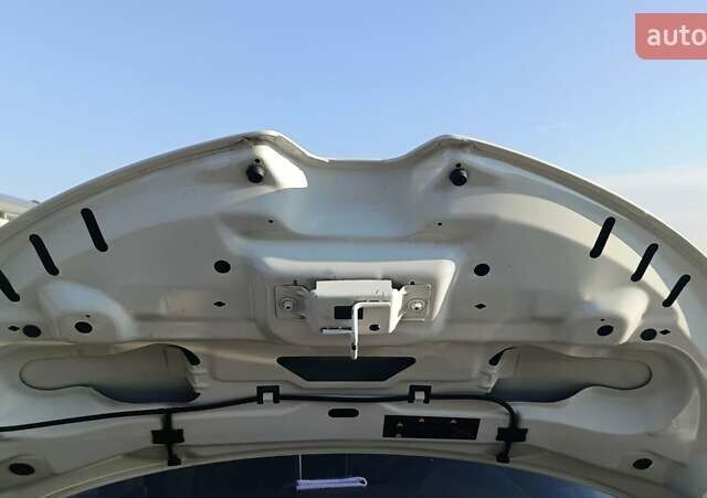 Білий Рено Зое, об'ємом двигуна 0 л та пробігом 117 тис. км за 12400 $, фото 5 на Automoto.ua