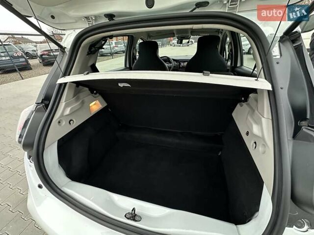Білий Рено Зое, об'ємом двигуна 0 л та пробігом 49 тис. км за 12500 $, фото 18 на Automoto.ua