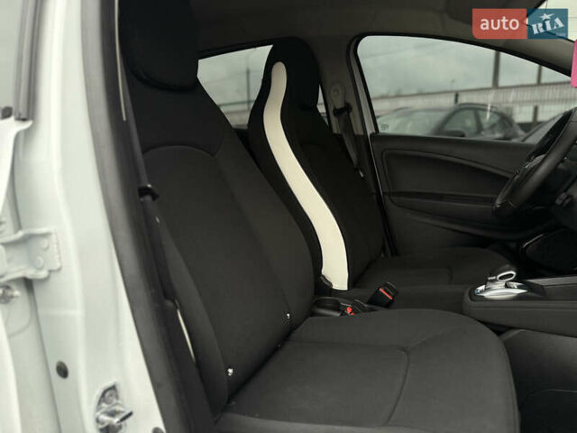 Белый Рено Зое, объемом двигателя 0 л и пробегом 85 тыс. км за 10999 $, фото 34 на Automoto.ua