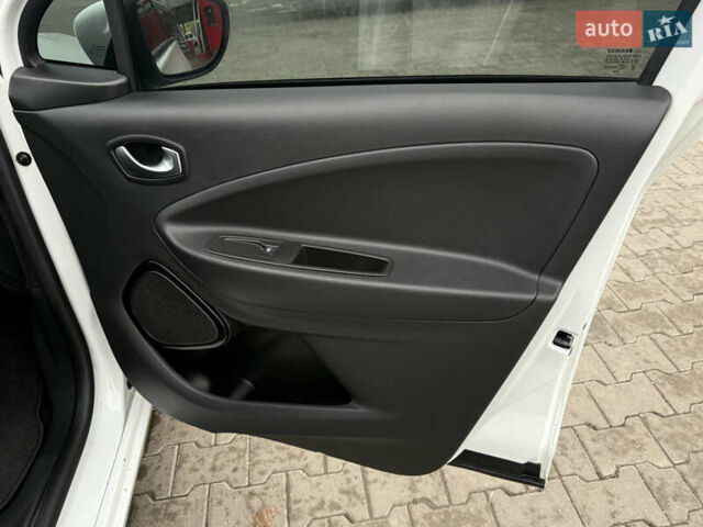 Белый Рено Зое, объемом двигателя 0 л и пробегом 49 тыс. км за 12900 $, фото 23 на Automoto.ua