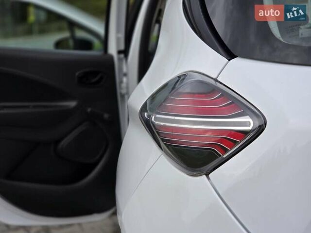 Белый Рено Зое, объемом двигателя 0 л и пробегом 151 тыс. км за 11000 $, фото 7 на Automoto.ua