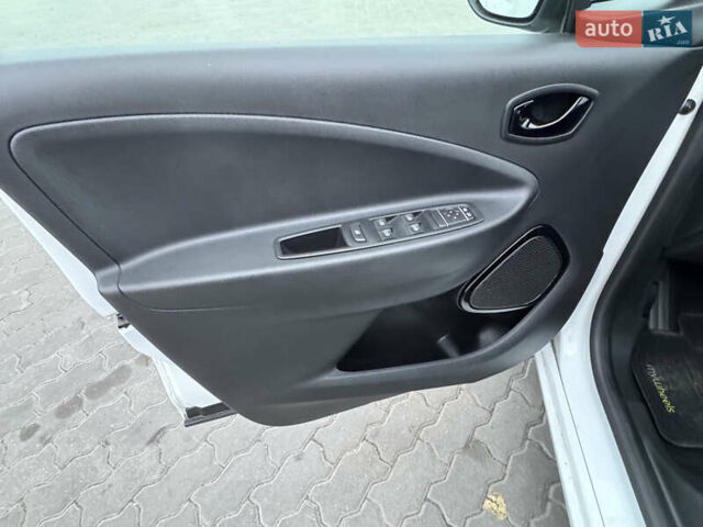Белый Рено Зое, объемом двигателя 0 л и пробегом 56 тыс. км за 11999 $, фото 13 на Automoto.ua