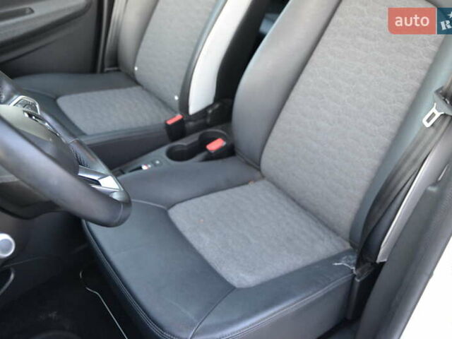 Белый Рено Зое, объемом двигателя 0 л и пробегом 50 тыс. км за 13999 $, фото 12 на Automoto.ua