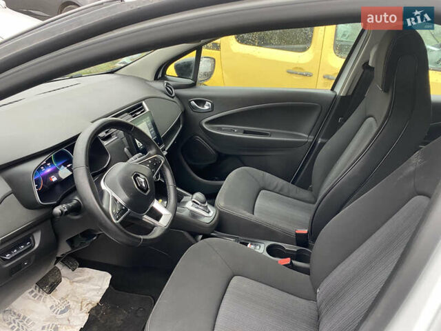 Белый Рено Зое, объемом двигателя 0 л и пробегом 70 тыс. км за 10999 $, фото 7 на Automoto.ua