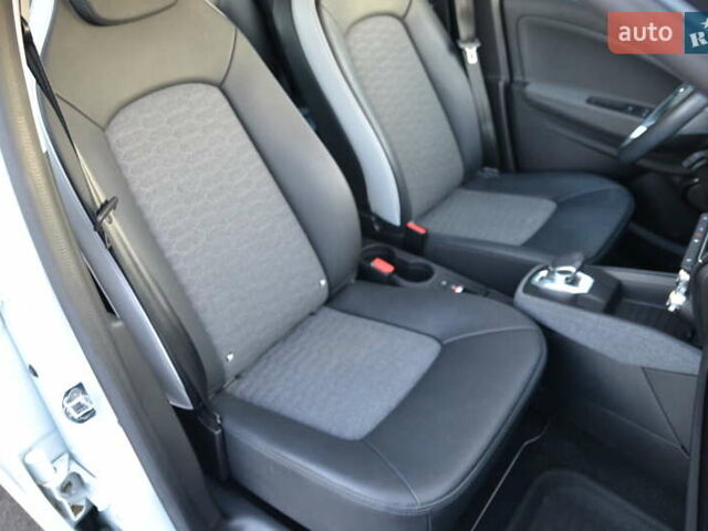 Белый Рено Зое, объемом двигателя 0 л и пробегом 50 тыс. км за 13999 $, фото 24 на Automoto.ua