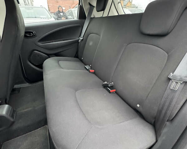 Белый Рено Зое, объемом двигателя 0 л и пробегом 74 тыс. км за 12300 $, фото 23 на Automoto.ua