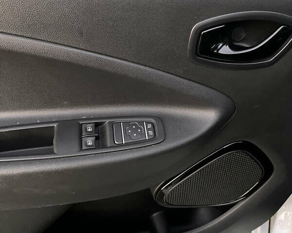 Білий Рено Зое, об'ємом двигуна 0 л та пробігом 70 тис. км за 11600 $, фото 8 на Automoto.ua