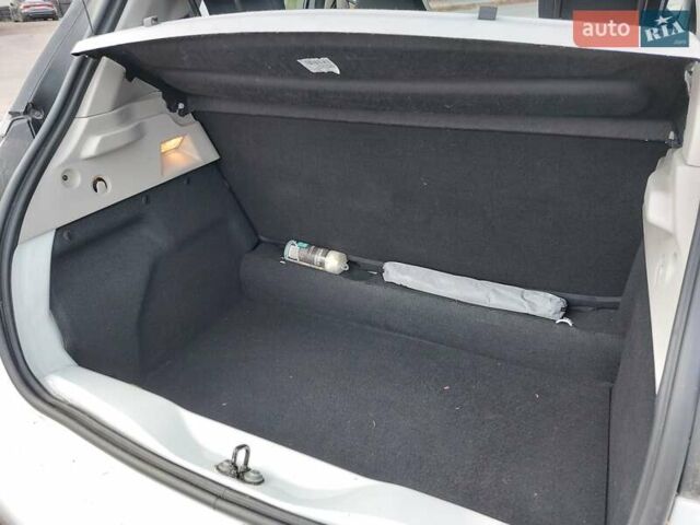 Белый Рено Зое, объемом двигателя 0 л и пробегом 73 тыс. км за 11100 $, фото 16 на Automoto.ua