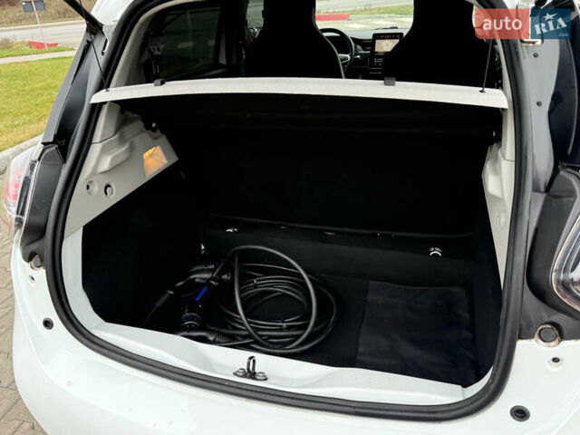 Белый Рено Зое, объемом двигателя 0 л и пробегом 49 тыс. км за 12900 $, фото 19 на Automoto.ua