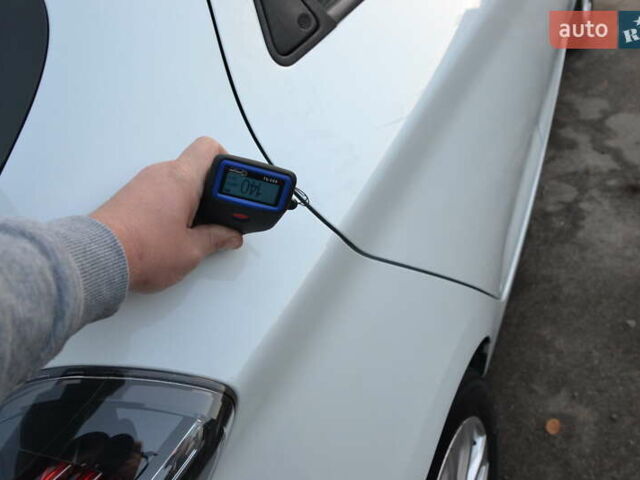 Белый Рено Зое, объемом двигателя 0 л и пробегом 50 тыс. км за 13999 $, фото 36 на Automoto.ua