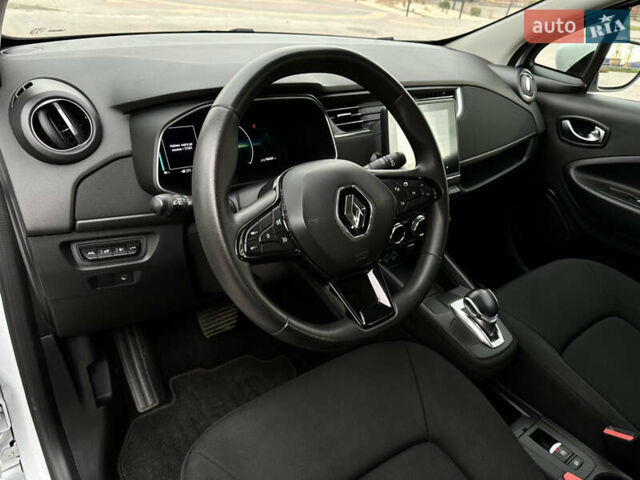 Белый Рено Зое, объемом двигателя 0 л и пробегом 106 тыс. км за 11400 $, фото 30 на Automoto.ua