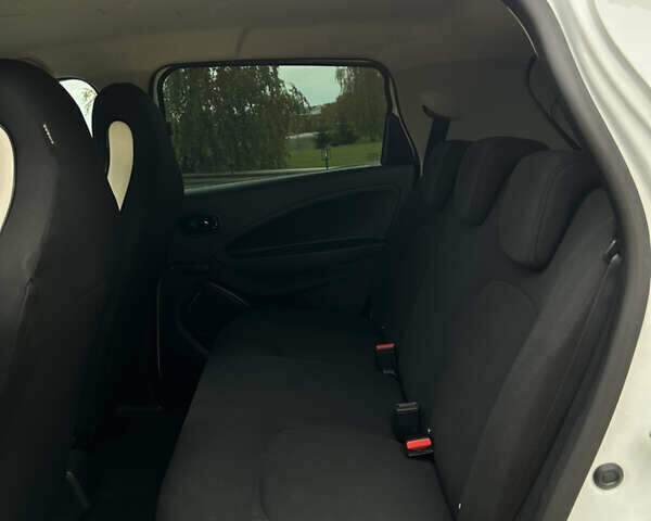 Белый Рено Зое, объемом двигателя 0 л и пробегом 95 тыс. км за 11650 $, фото 42 на Automoto.ua