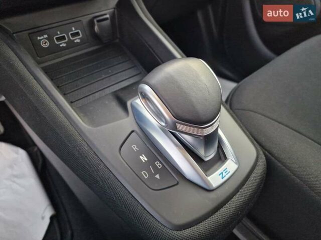 Білий Рено Зое, об'ємом двигуна 0 л та пробігом 30 тис. км за 12900 $, фото 35 на Automoto.ua