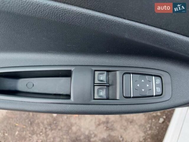 Белый Рено Зое, объемом двигателя 0 л и пробегом 73 тыс. км за 11100 $, фото 11 на Automoto.ua